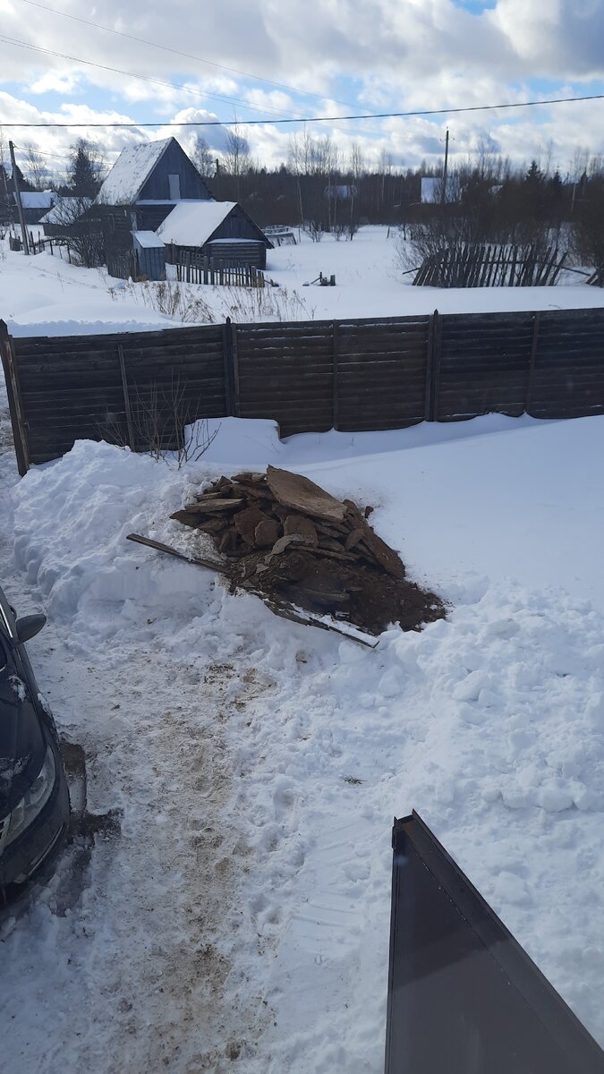 Начала расти куча из вынутого грунта и старой стяжки