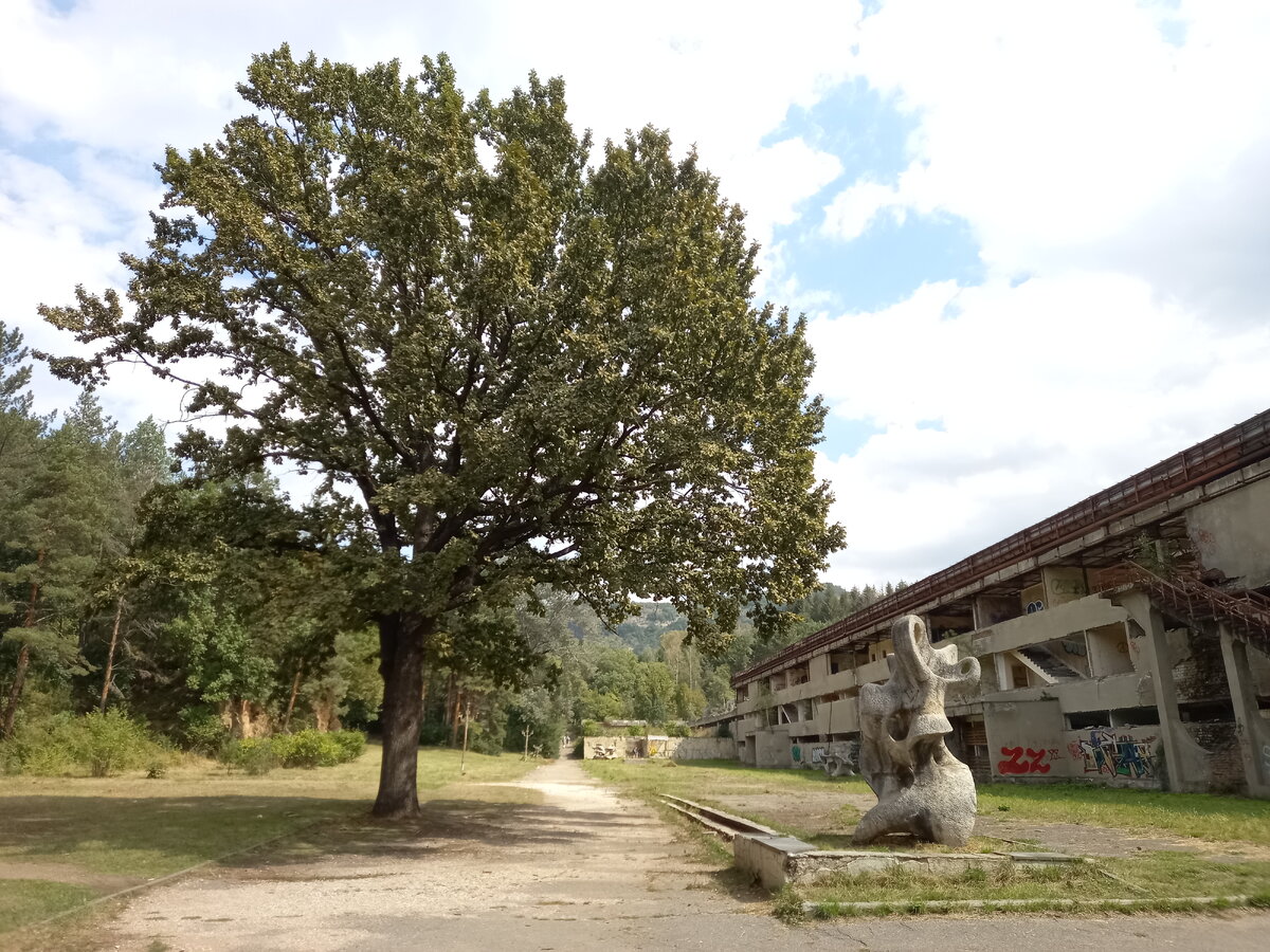 Почти сразу попали к занимательной заброшке. но время на её исследование тратить не хотелось