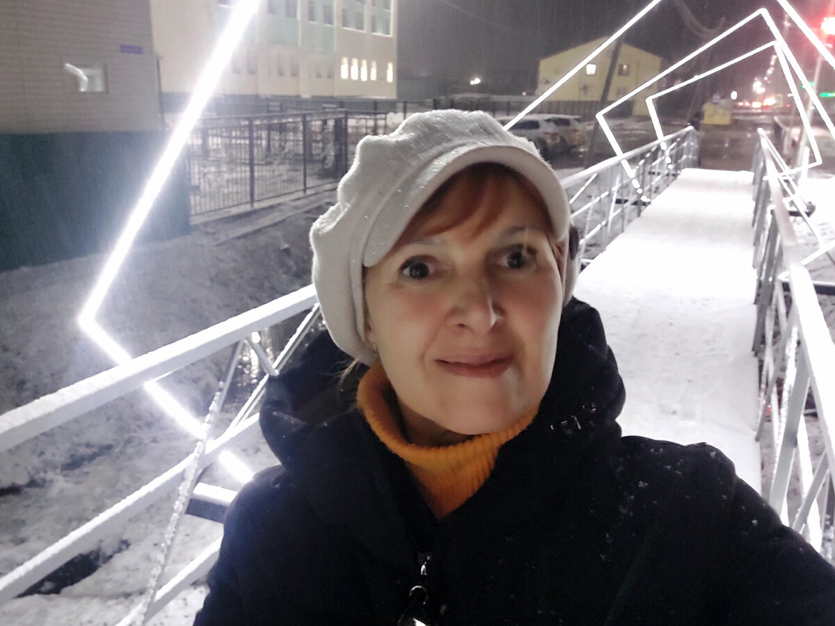 С Первым снегом! Волшебная ласковая, уютная СНЕЖНОСТЬ! Ляжет ли этот снег насовсем и наступит настоящая зима или растает, образуя лужи или грязные ручьи сейчас это уже неважно,..Сейчас для меня ценно другое: поймать этот волшебный момент первого такого белого и чистого чуда, которое сыплется с небес и укутывает землю белоснежным покрывалом.