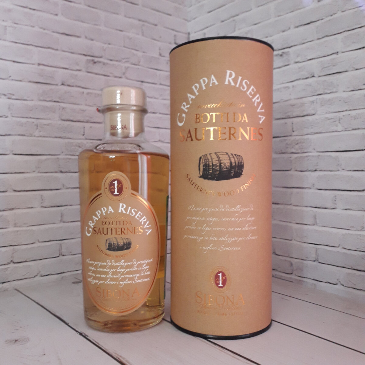 Граппа Sibona Riserva In Botti Da Sauternes в подарочной упаковке.