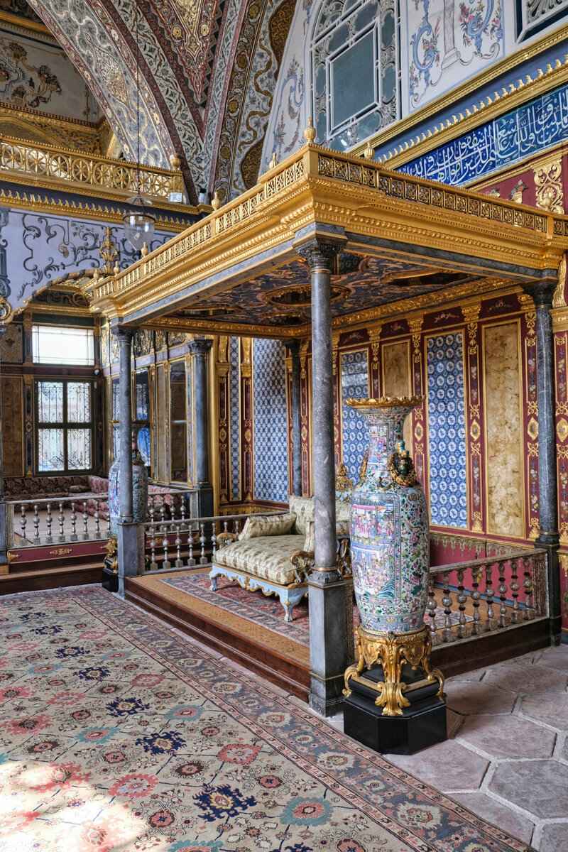 Имперский зал с троном в  Стамбуле (ранее известный как  Константинополь)