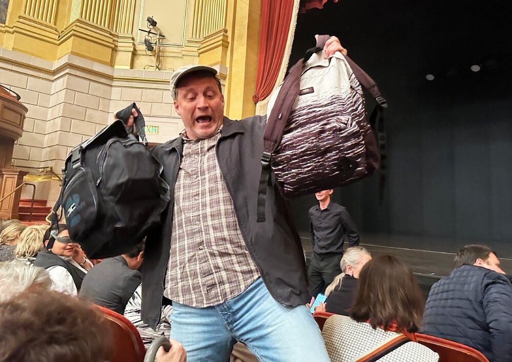    Анатолий Белый во время спектакля спускается к зрителямСоцсети