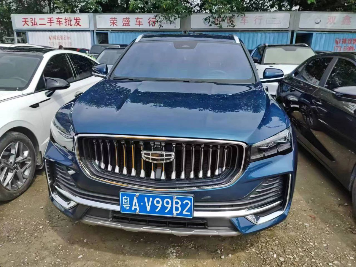 Geely Monjaro на стоянке у дилера в Китае