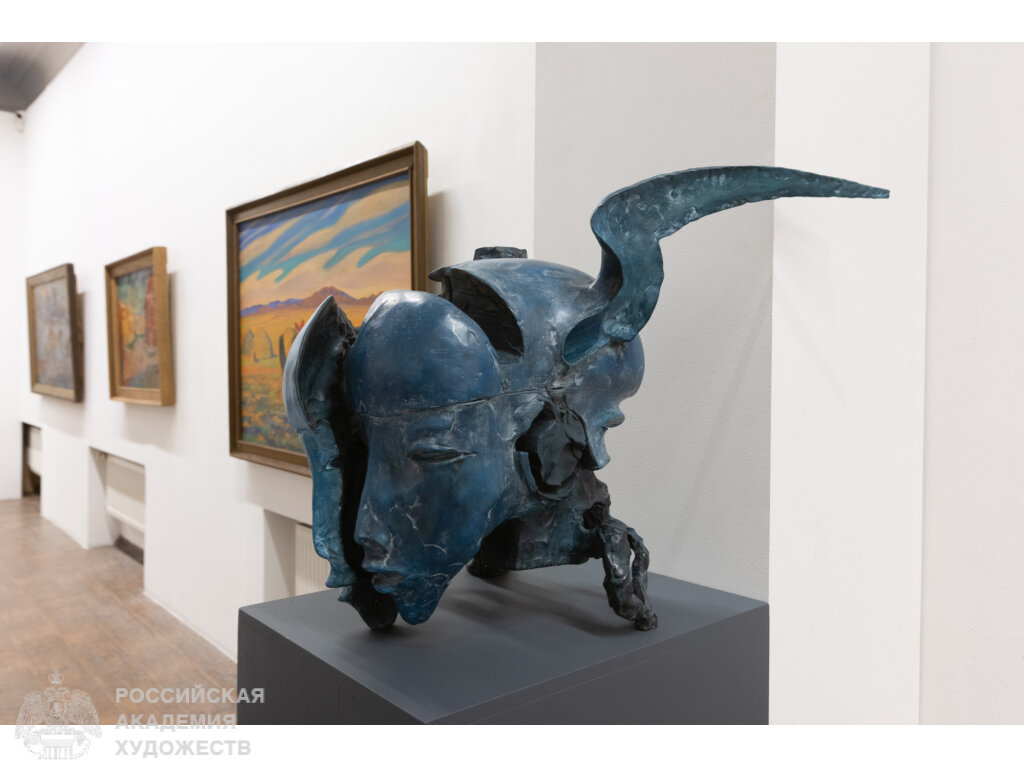 Фрагмент экспозиции «Художники Бурятии. Российская академия художеств» в МВК РАХ (Москва, Пречистенка, 19). Фото: Виктор Берёзкин, пресс-служба РАХ. 2023.