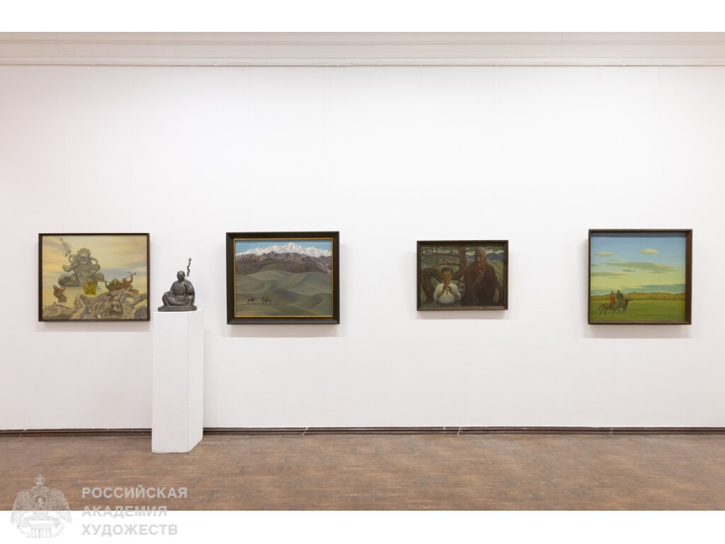 Фрагмент экспозиции «Художники Бурятии. Российская академия художеств» в МВК РАХ (Москва, Пречистенка, 19). Фото: Виктор Берёзкин, пресс-служба РАХ. 2023.