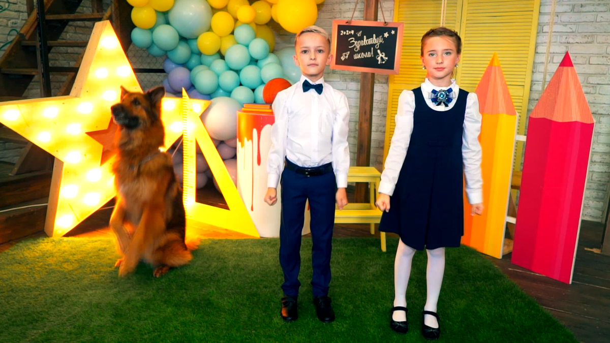 На этом кадре из видео - момент, когда я снимала разминки-витаминки для детей 6-10 лет. Полностью смотрите на видео "Гимнастика для вашего отличника".