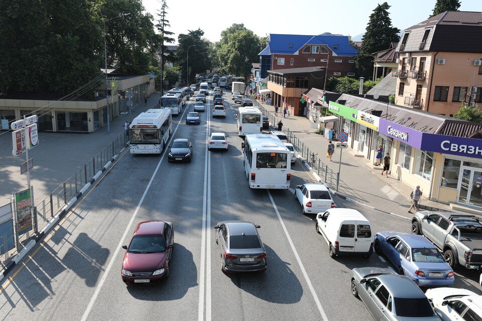    Трассы курортных городов Кубани заполнены автомобилями не только летом. Фото: Упрдор «Черноморье»
