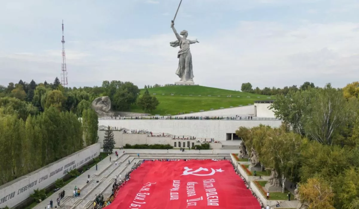 Метров волгограде. Скорбящая мать Мамаев Курган. Самое большое Знамя Победы развернули в Кишиневе.