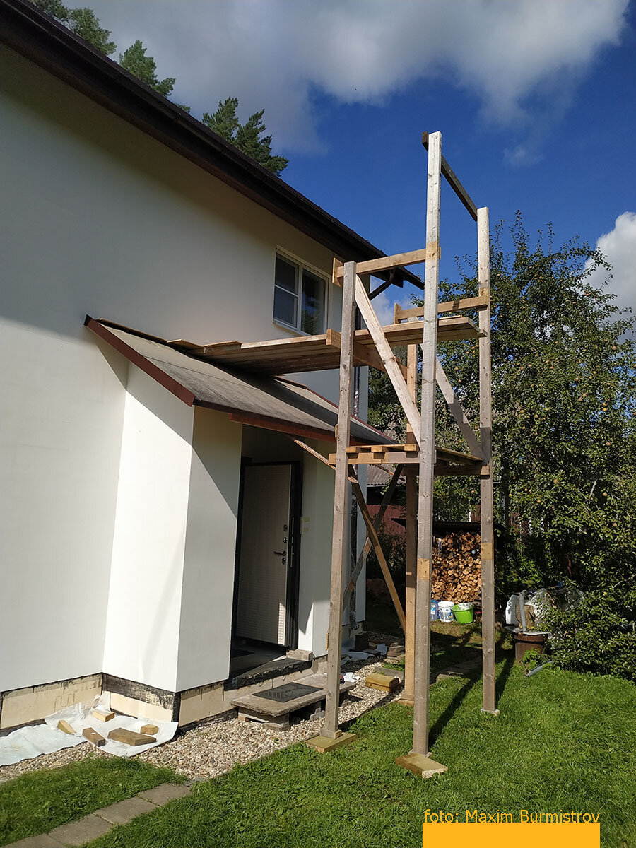 Леса перед входом снабжены удобным настилом и необходимы для комфортной работы на фасаде.