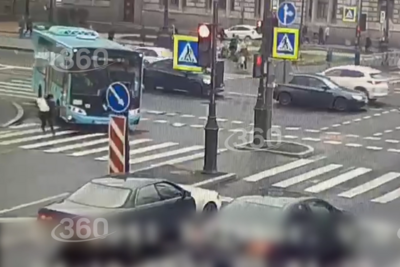    Автобус переехал девушку-тренера на пешеходном переходе в Петербурге ©Скриншот
