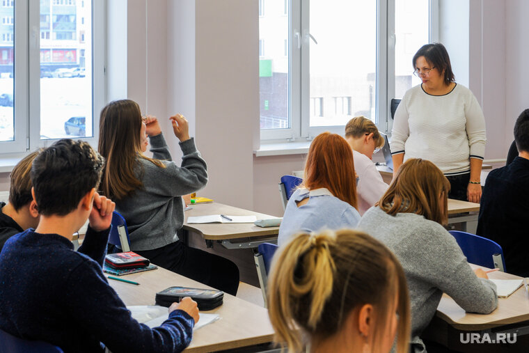    Во всех школах уроки проходят очно несмотря на прилеты