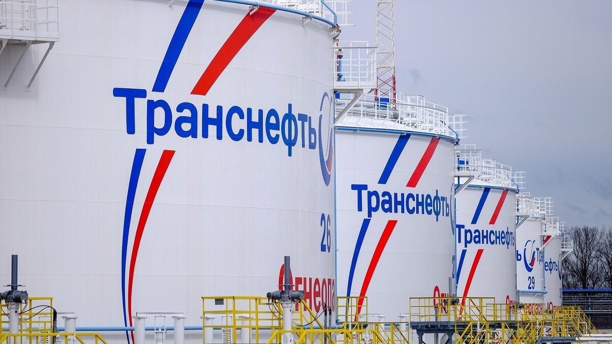     Не прошли и две недели после жестких заявлений и запрета на экспорт бензина и дизтоплива, как на рынке появилась информация, что из-за затоваривания хранилищ некоторым компаниям разрешат отгрузку нефтепродуктов за рубеж. Между тем, цены на топливо на АЗС падать не хотят.