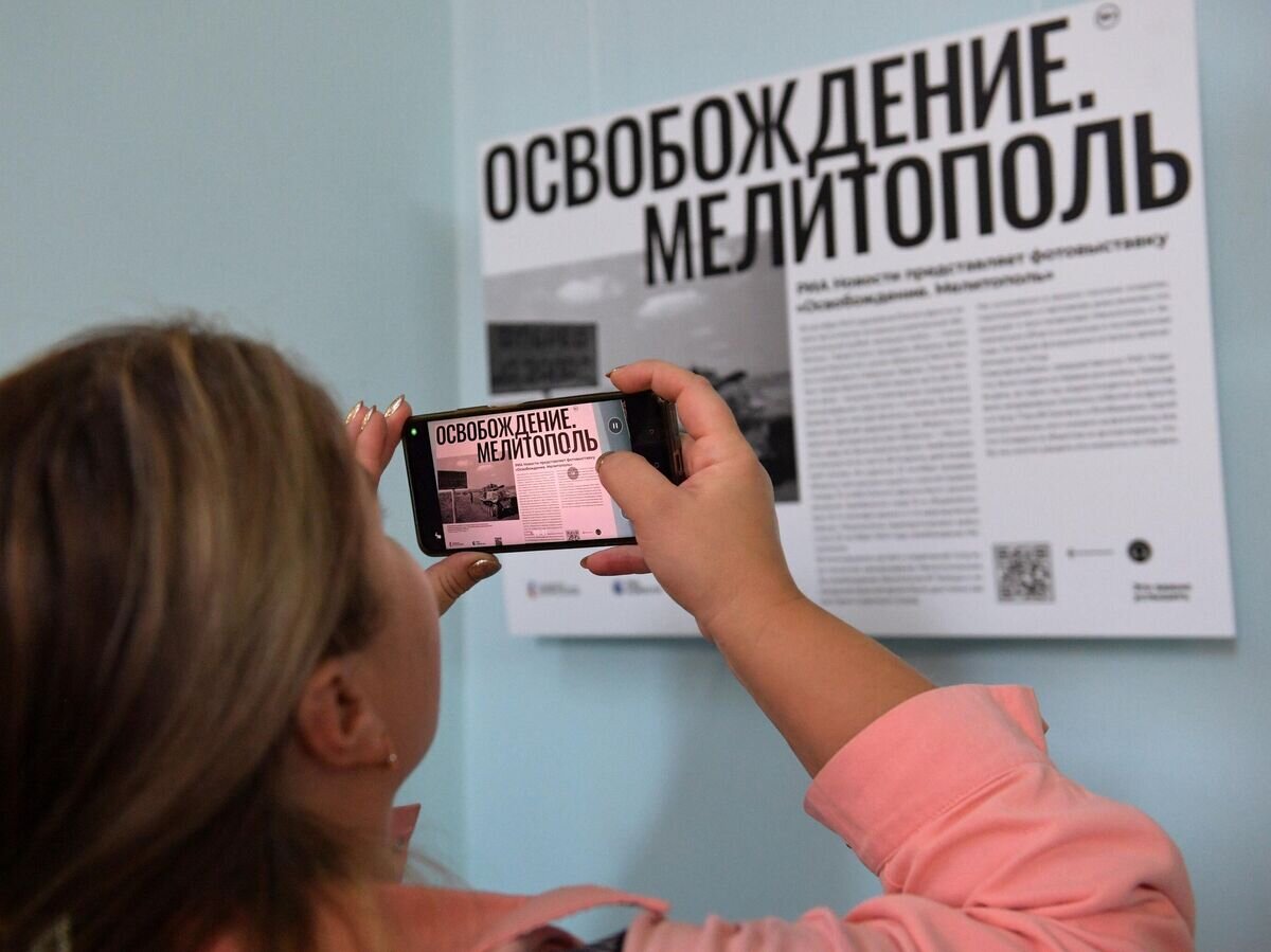    Посетительница фотовыставки "Освобождение. Мелитополь" в городском краеведческом музее Мелитополя© РИА Новости / Павел Лисицын