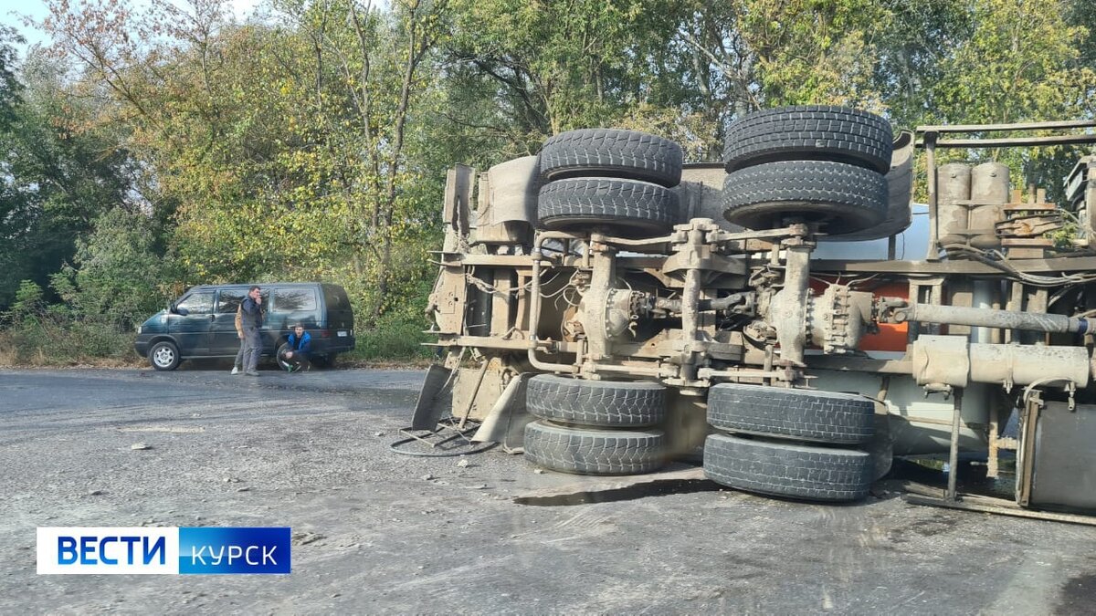    В Курске перевернулась бетономешалка