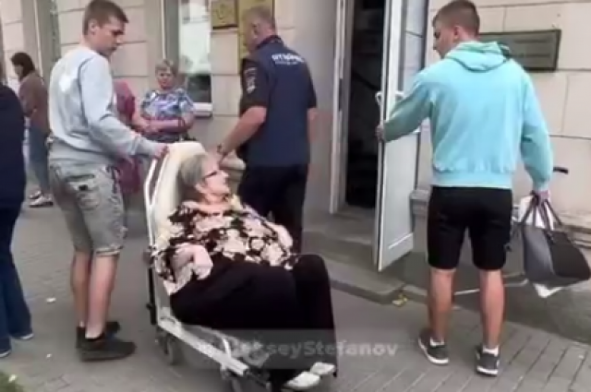    RT: в Латвии пенсионерку-инвалида на руках тащили на языковой экзамен