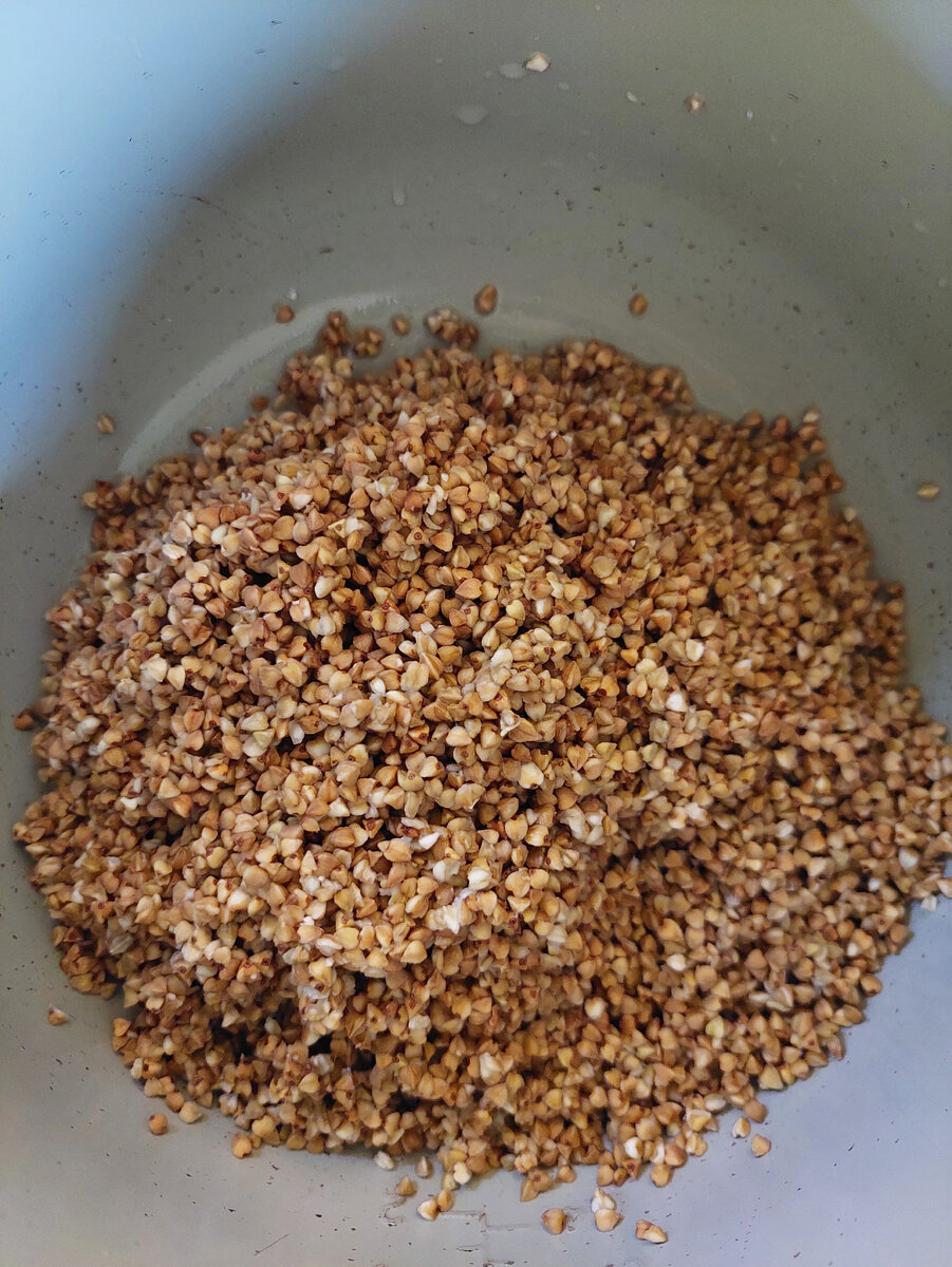 Гречка промыть и засыпала в мультиварку.
