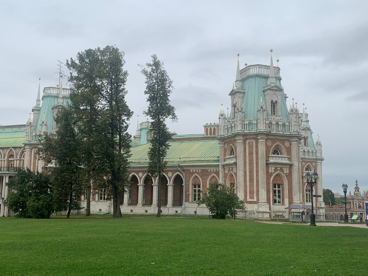 Царский дворец- архитектор Казаков.