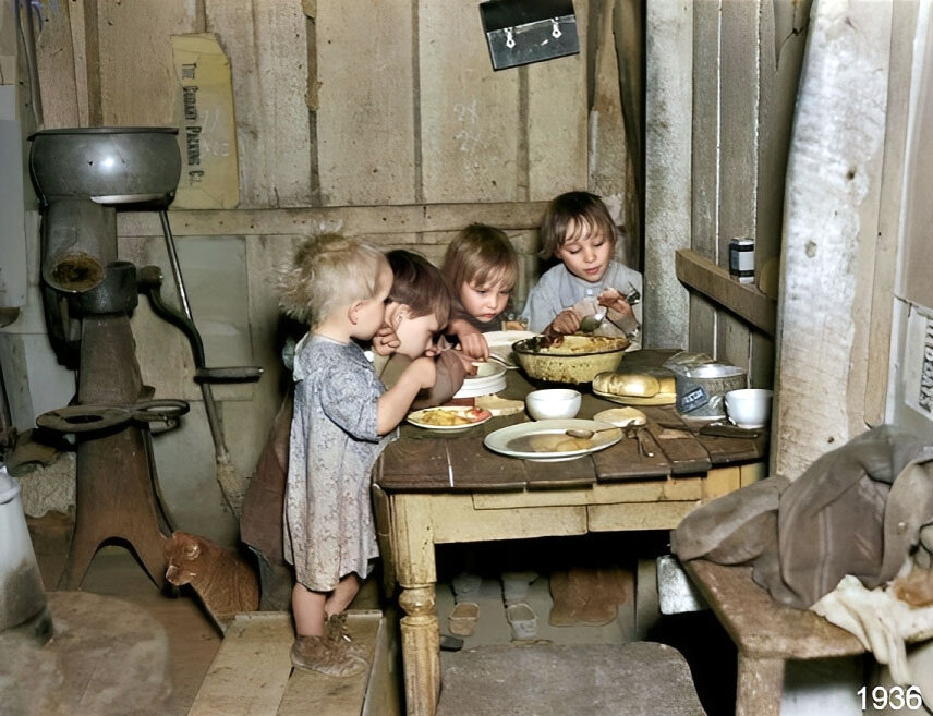 Семьи после войны. Голодные дети Великой Отечественной войны. Голодные дети за столом.