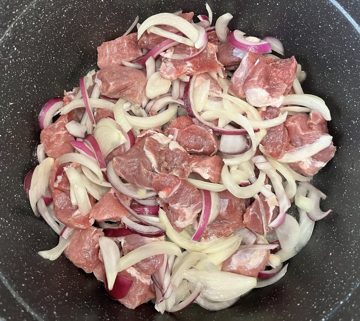 Мясо с луком обжариваем на небольшом количестве масла около 5 минут