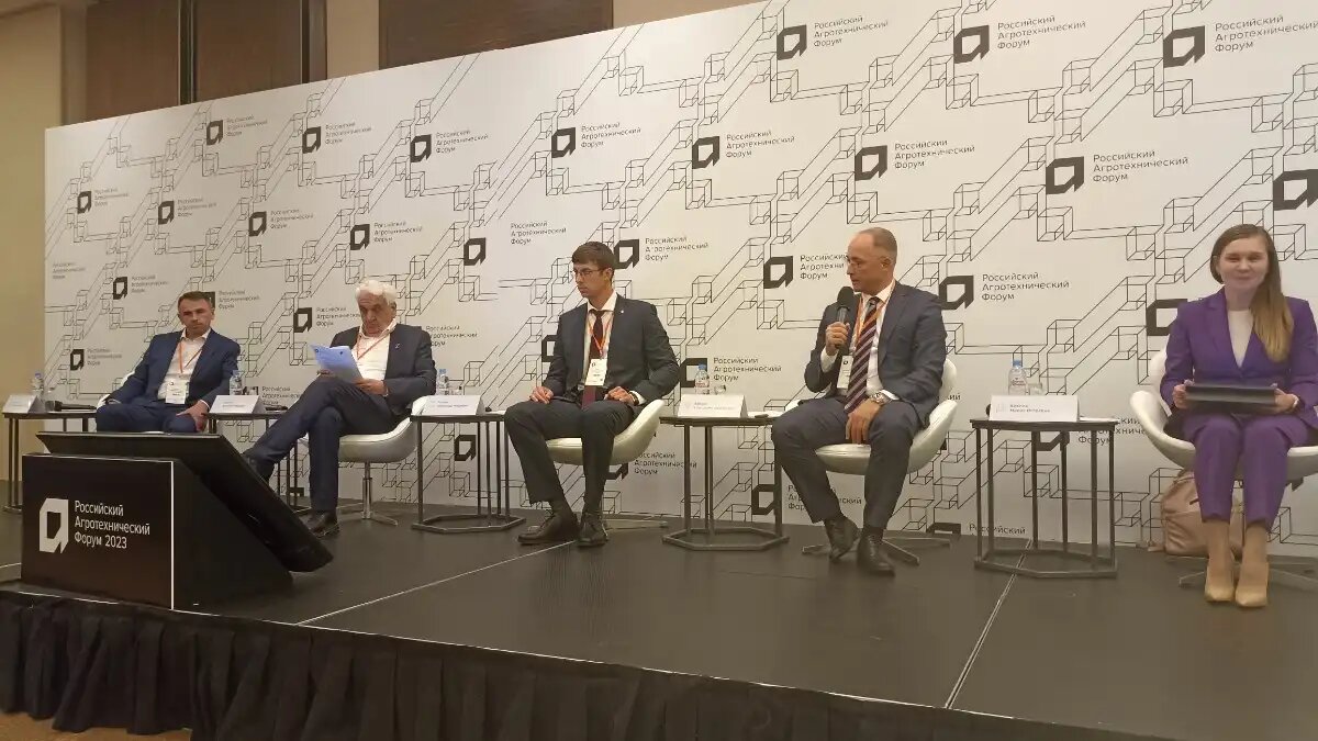 Фото: glavpahar.ru На РАФ 2023 обсудили рост импорта и снижение производства сельхозтехники