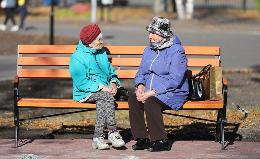 Надбавка пенсионерам в 2024 после 80 лет. Пенсионеры в парке. Русские пенсионеры. Выплаты пенсионерам. Пенсионеры пенсия.