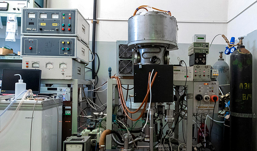 Внешний вид установки плазмохимического травления (в окружении разнообразной научной аппаратуры), разработанной учеными СПбПУ
