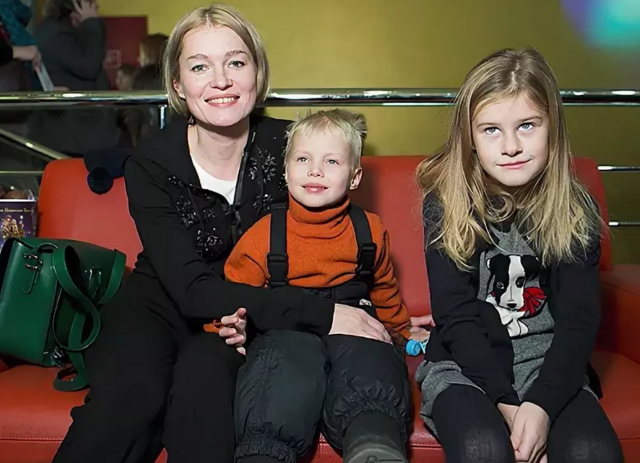 Толстоганова дочь. Дети виктории толстогановой. Толстоганова дочь. Варвара кузичева дочь толстогановой. Виктория толстоганова дети.