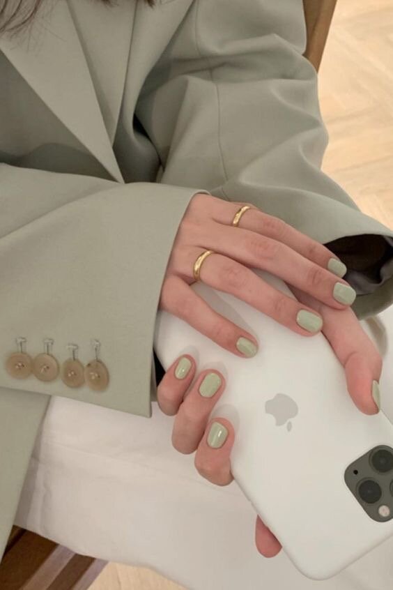 Оливковый цвет, может быть как в светлых тонах, так и в темных