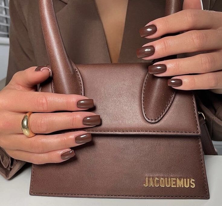 Без проигрышный вариант в виде шоколадных ногтей тоже впишется в осенние образы 