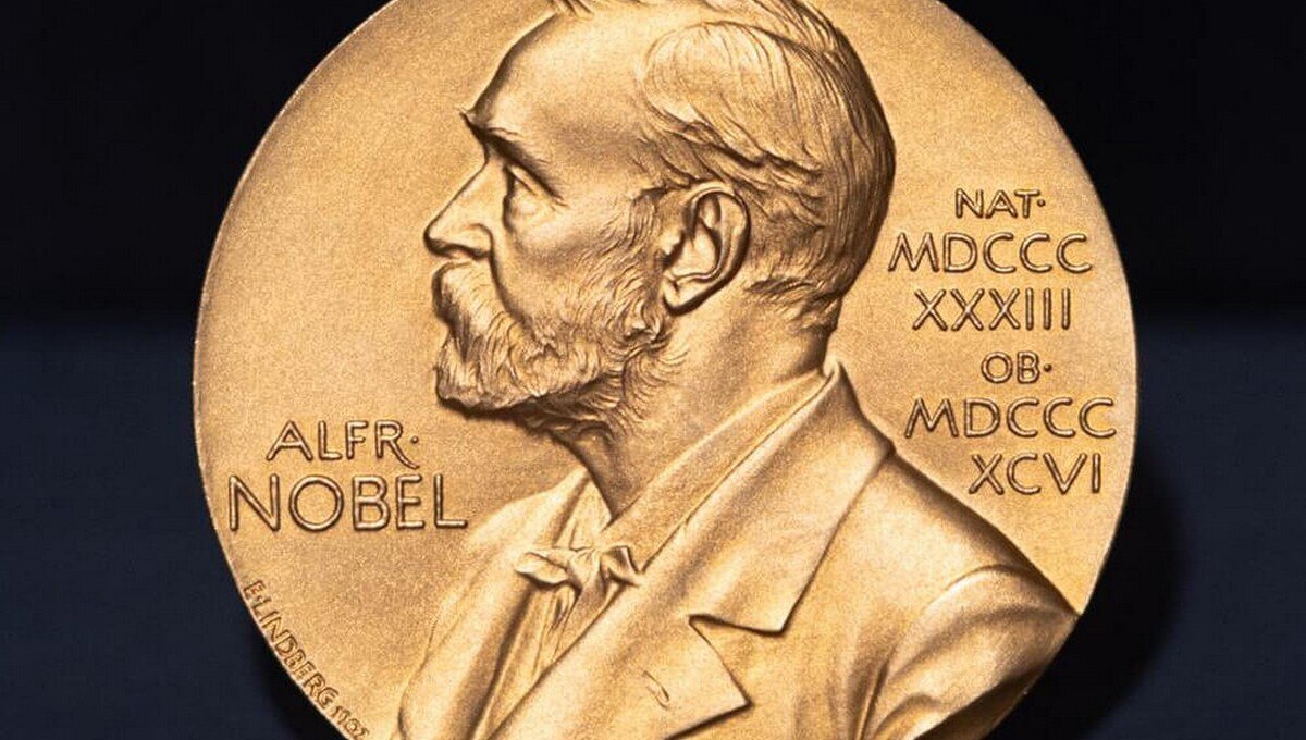 Он сделал невероятное открытие. Нобелевскую премию по химии 2023 года получили ленинградский исследователь Алексей Екимов и американские ученые Луис Брюс и Мунги Бавенди.