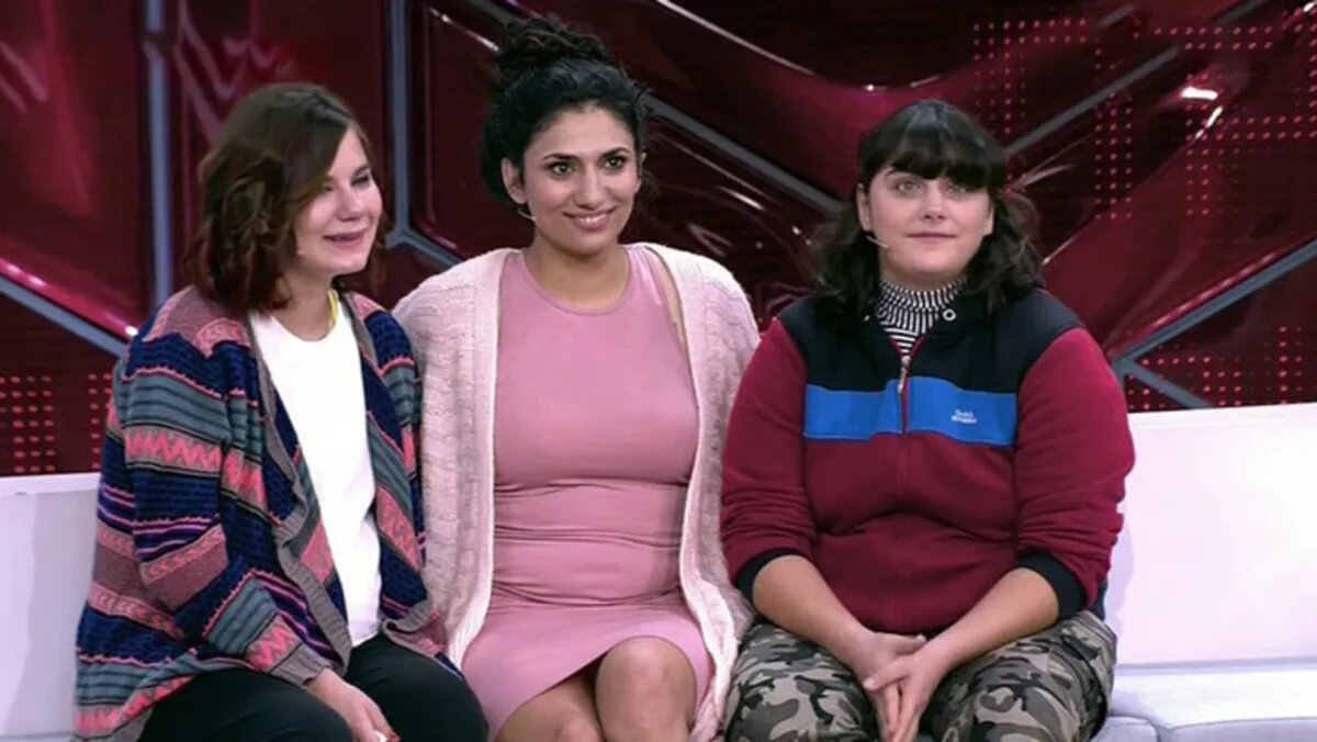 Алиссон (в центре) и ее сестры. Фото: кадр из видео