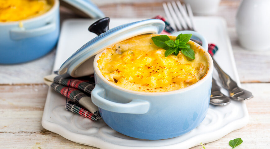 В 100 г: 200 ккал, жиры - 13 г, белки - 13 г, углеводы - 2 г.