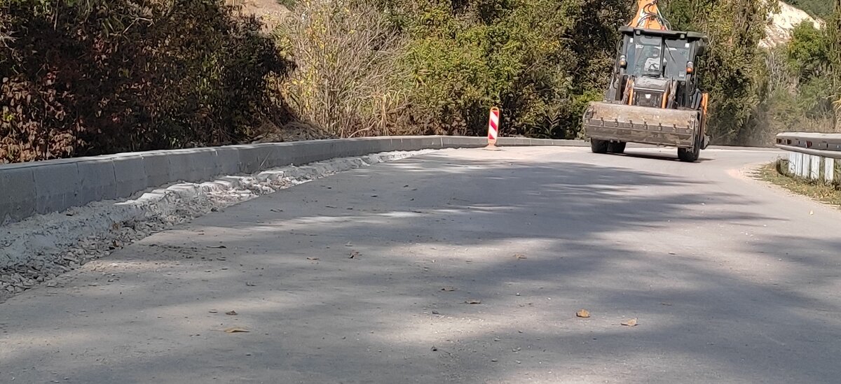 Трактор спереди, летит посреди дороги на скорости