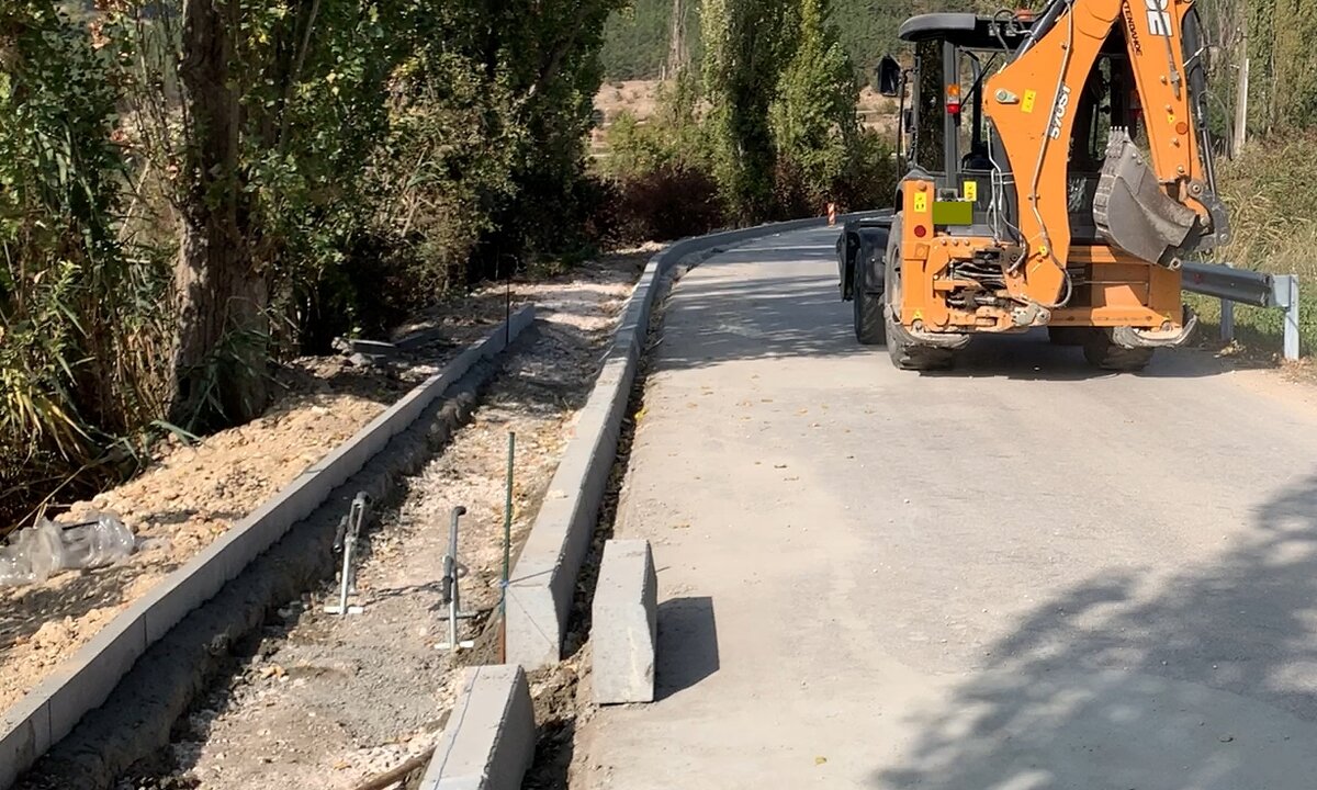 Трактор по правой полосе