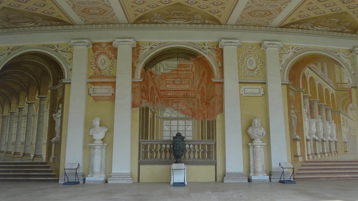 Внешняя настенная роспись-обманка в Павловском дворце в Петербурге