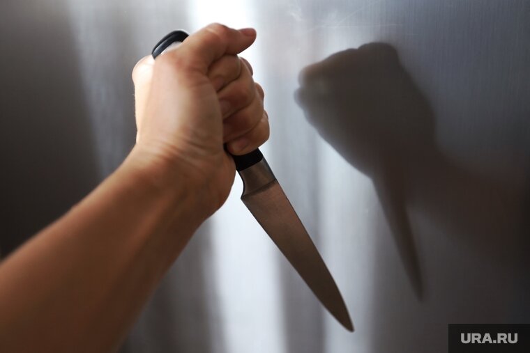    На данный момент школьник с ножом забаррикадирован на четвертом этаже