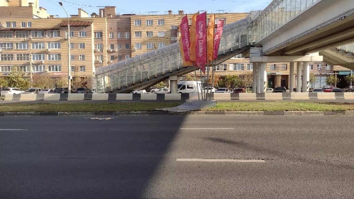     Сильный ветер оторвал часть покрытия надземного пешеходного перехода на улице Бетанкура в Нижнем Новгороде. Об этом сообщается в социальных сетях.
