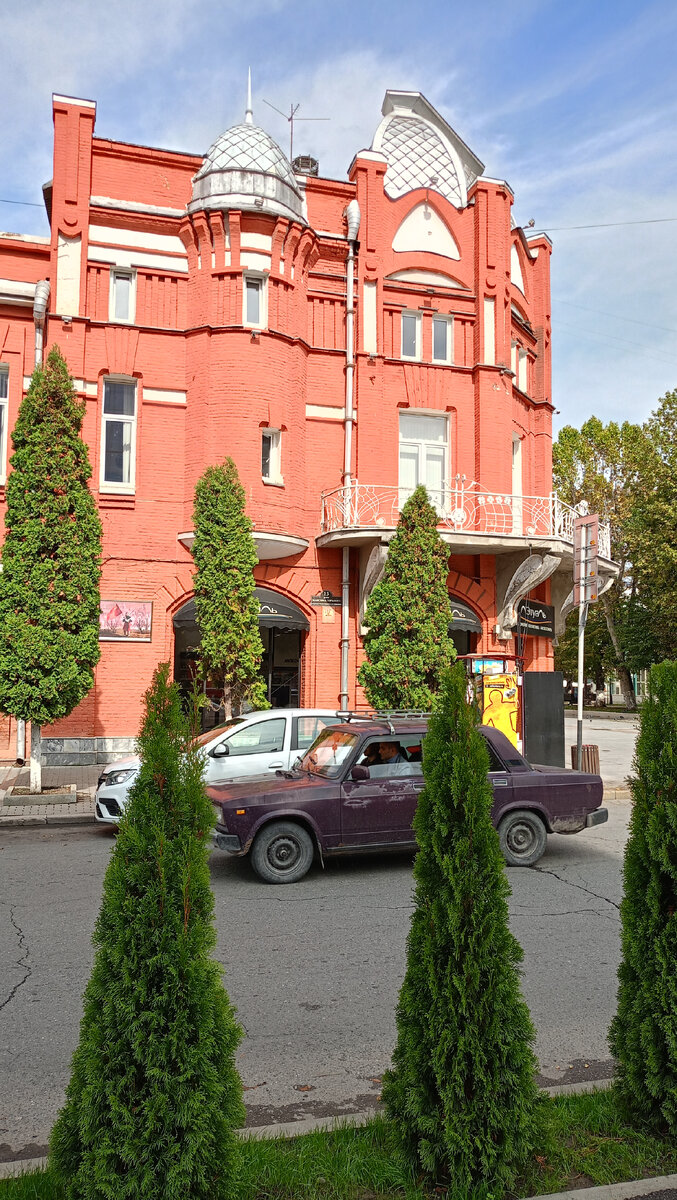 Найти мост легко. Надо с улицы Мира свернуть на улицу Горького у этого дома. 