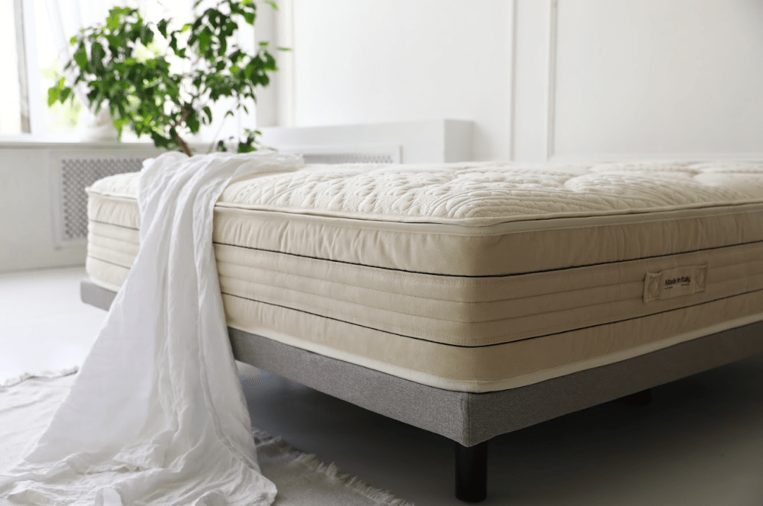 Состав матраса. Tempur Topper наматрасник. Тонкий матрас на кровать. Топпер на кровать. Mattress Pad.