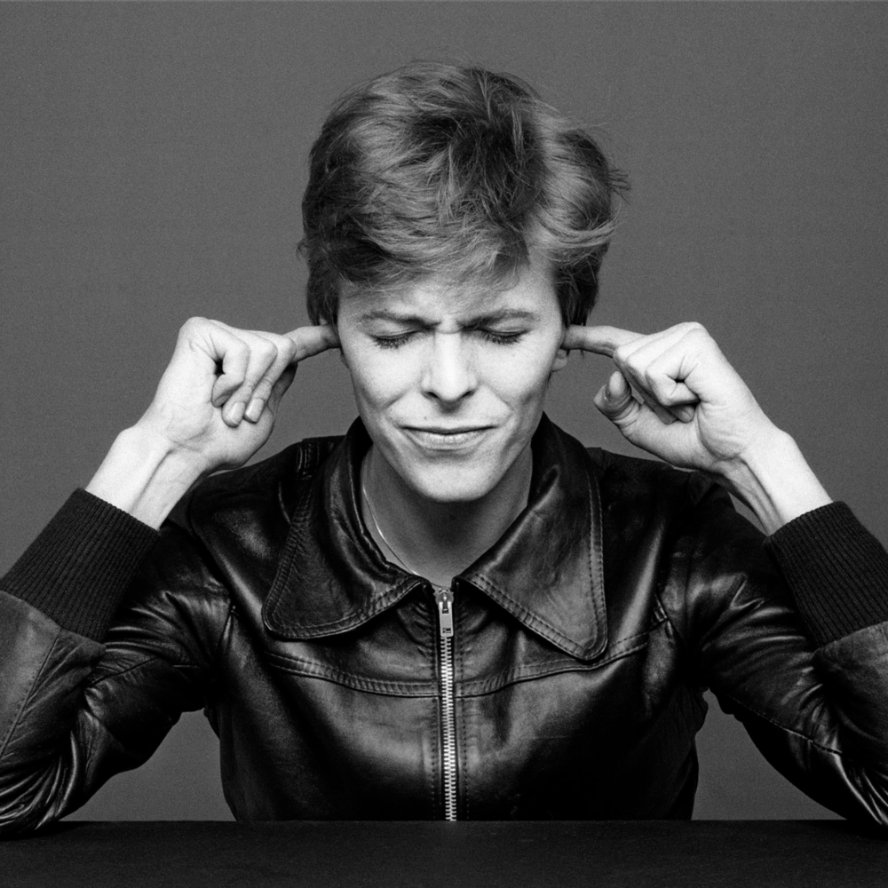 фото: https://www.modernrocksgallery.com/david-bowie-prints/bowie-hear-no-evil-sukita