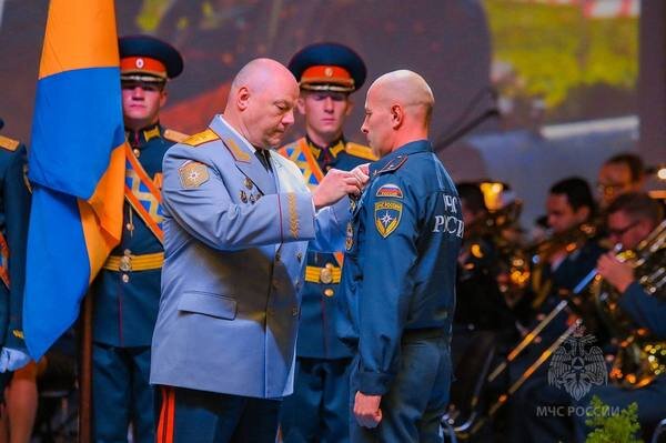     Ивановский пожарный получил медаль за спасение беременной женщины