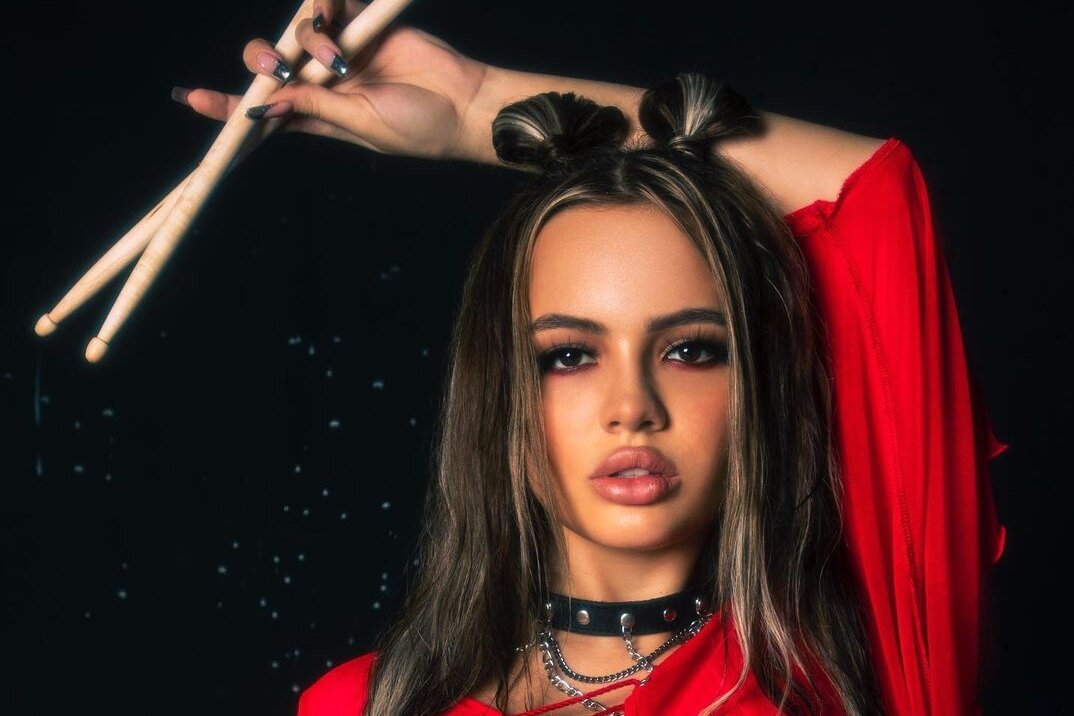 Валя Карнавал подверглась публичному буллингу и вы через поведение Шуры изучить вербальный абьюз. Правда исполнитель не использовал самые известные формы словесного абьюза - открытые оскорбления и угрозы.