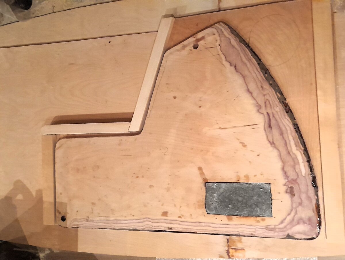 Это шверт в сложенном поднятом положении. Колодец  пока без второй стенки