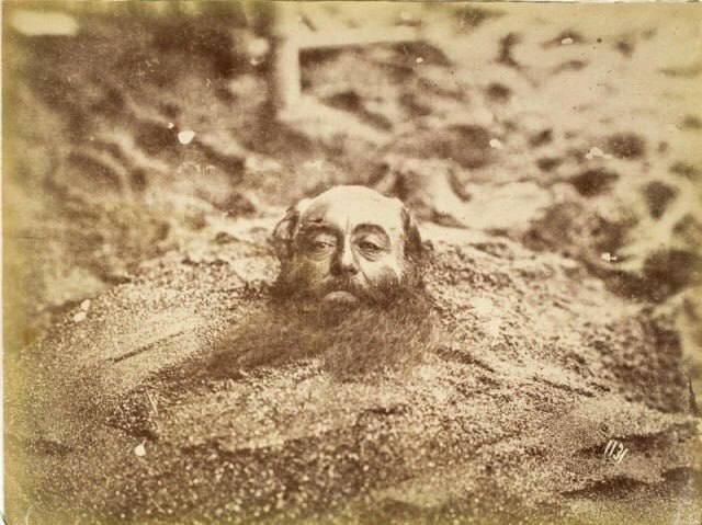 Убийцу казнят, закапывая его в землю по голову. Персия, 1870-е годы.