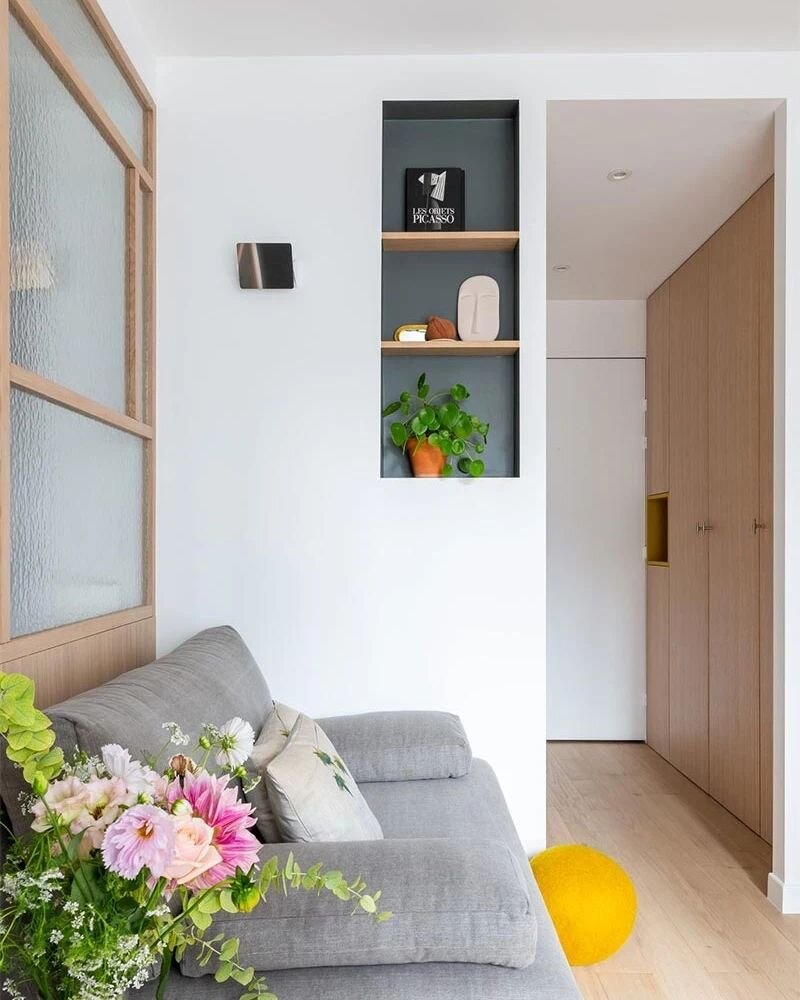 Шкафы до потолка могут помочь оптимизировать использование доступного пространства в комнате и сделать интерьер более организованным. Так же это позволяет эффективно использовать вертикальное пространство, создавая дополнительное место для хранения  различных предметов