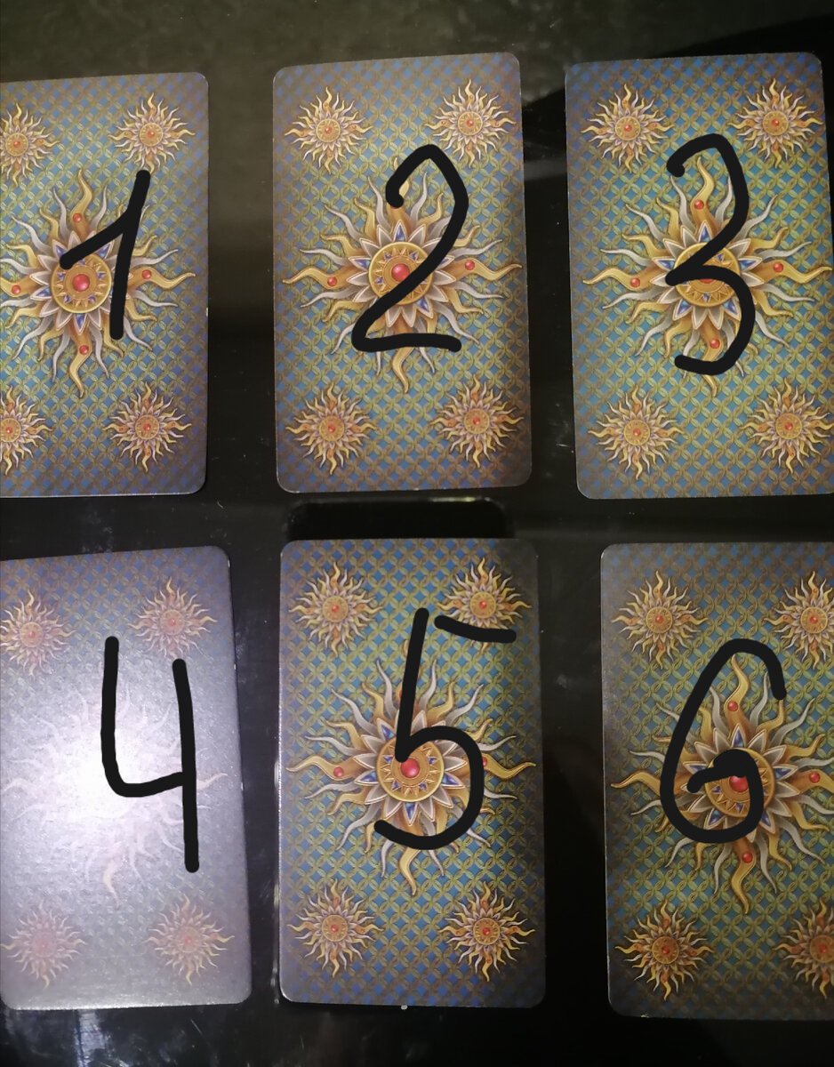 Внимательно посмотрите на карты, выберите одну или две.  Прислушайтесь к интуиции, даже если она хочет выбрать все 6 карт. 