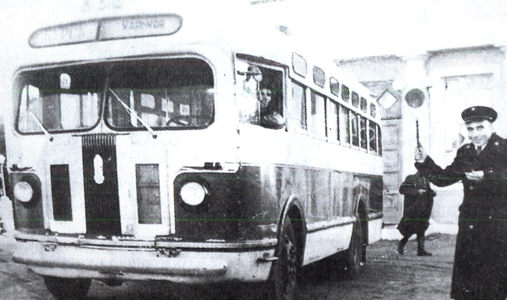 Автовокзал первый автобус. Северная автостанция Курск в 80е годы. Южная автостанция Курск. Старый автобус Курск. Южный автовокзал в Курске.