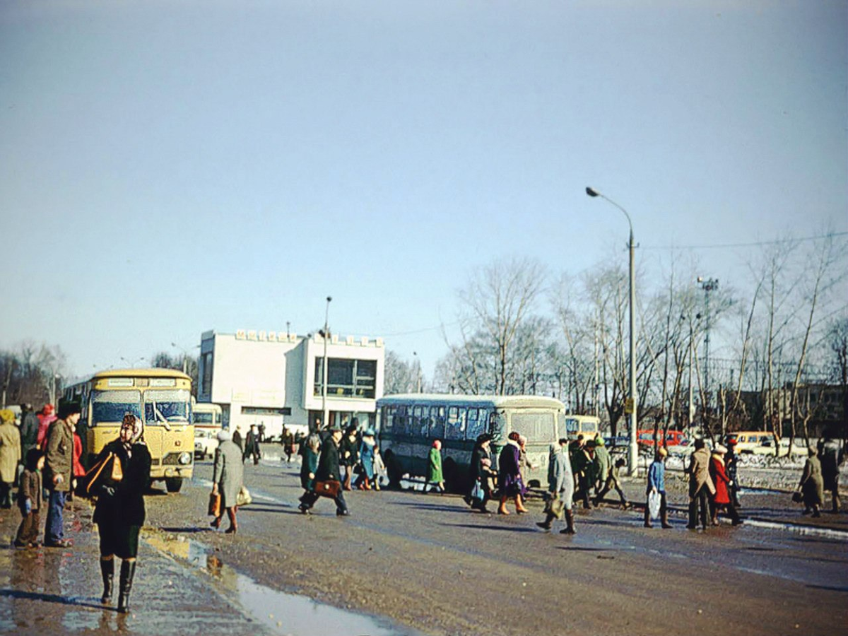 В городе 70 000. Станция Мытищи 90-е. Старый автовокзал Мытищи. Автостанция Мытищи 90-е года. Станция Мытищи 80 год.