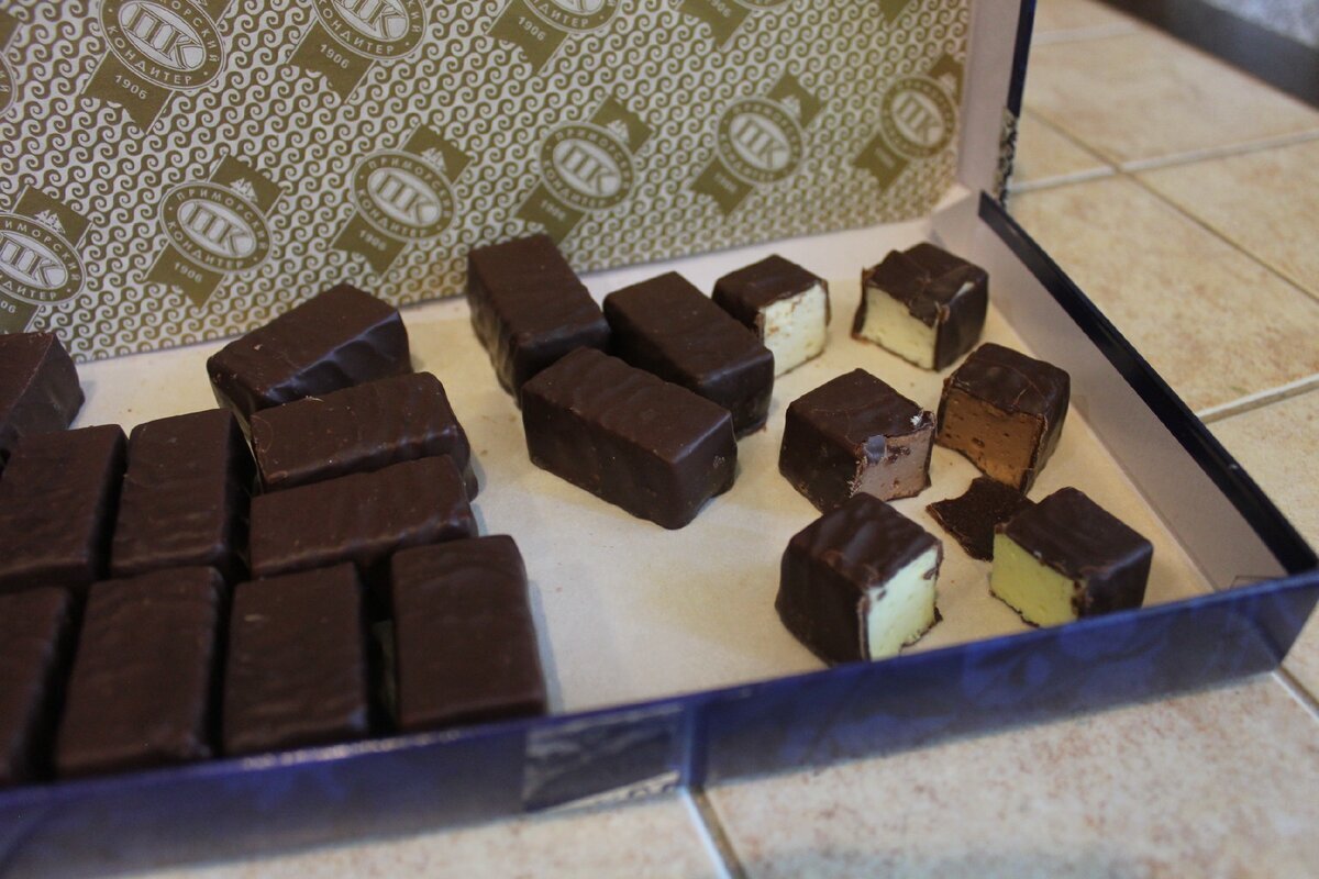 Дефицитные конфеты "Птичье молоко". Купить их было очень сложно, и если кто-то дарил такую коробку конфет, то это было счастье. Тогда даже такие мелочи доставляли нам огромное удовольствие. 