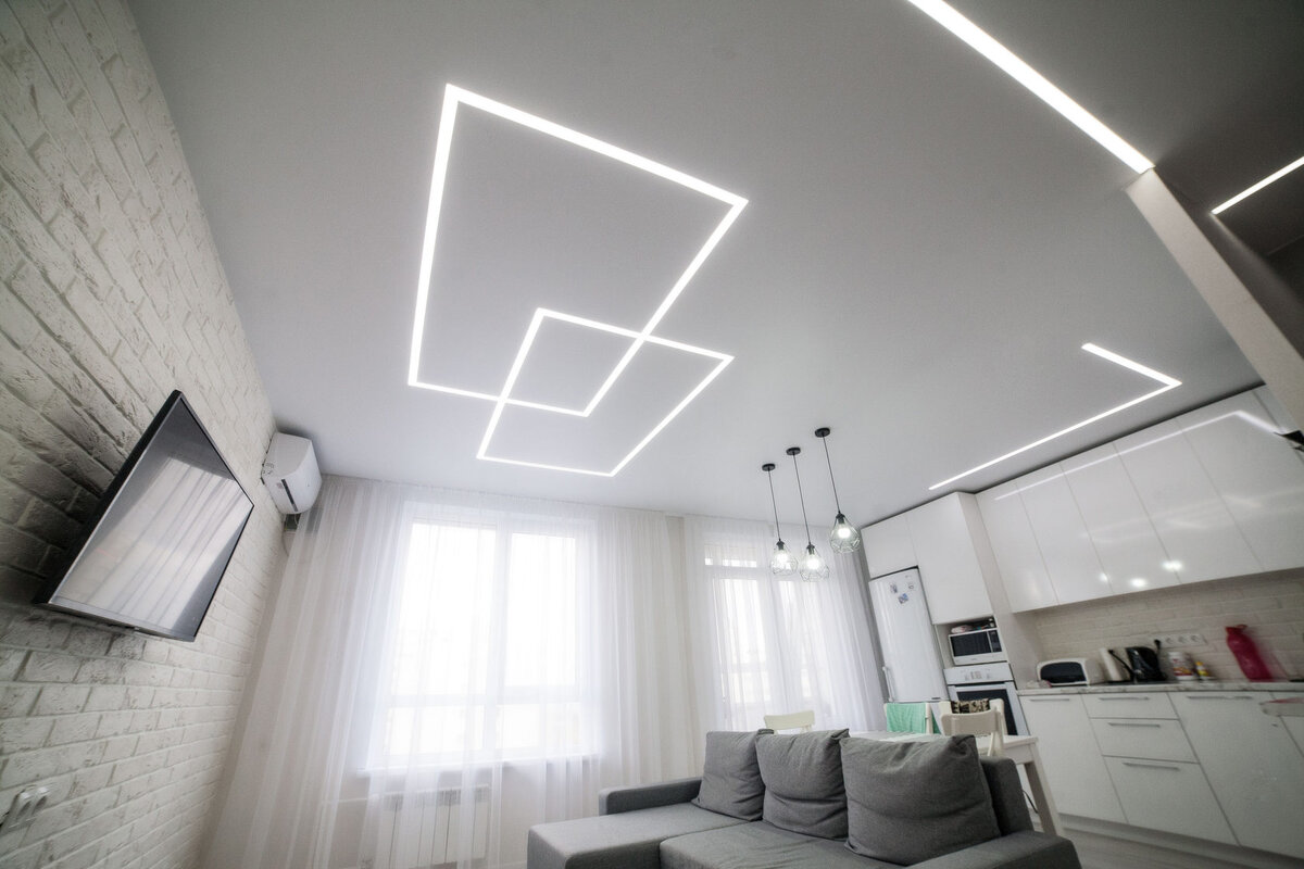 Фотографии натяжных потолков со световыми линиями в дизайне и интерьере